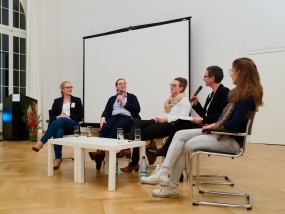 In der von Dr. Uta Zybell moderierten Podiumsrunde diskutierten Dr. Anja Ketelheun, Dr. Lena Altherr, Dr. Nora Jausen und Dr. Debora Clever.