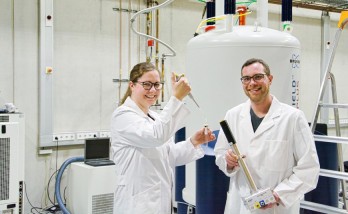 Alena Bell und Jonas Kind in der NMR-Halle